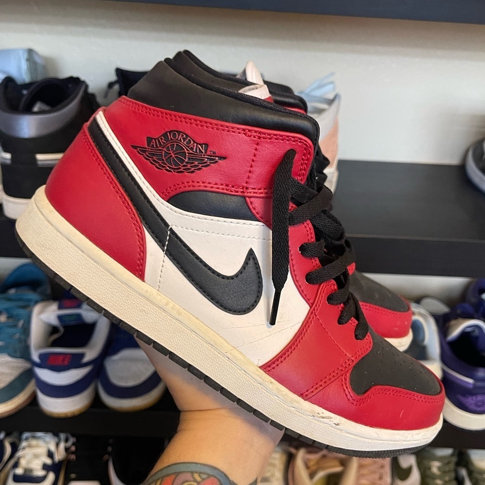 Size 8 Air Jordan 1 Mid Chicago Black Toe in Red and black